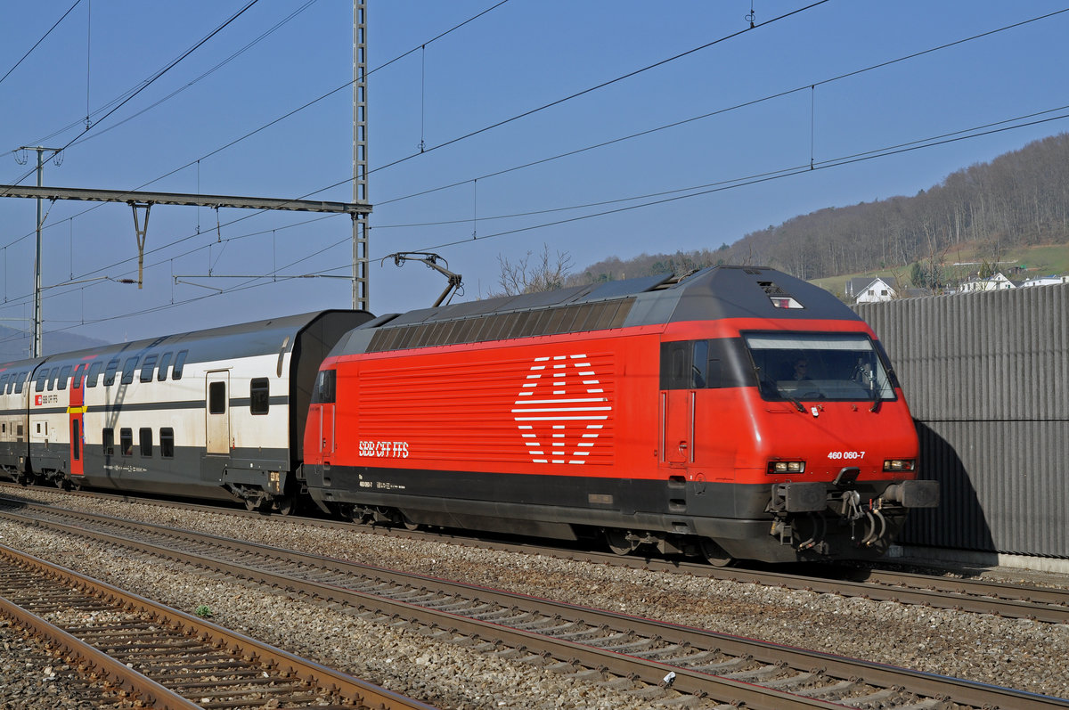 Re 460 060-7 durchfährt den Bahnhof Gelterkinden. Die Aufnahme stammt vom 16.03.2017.
