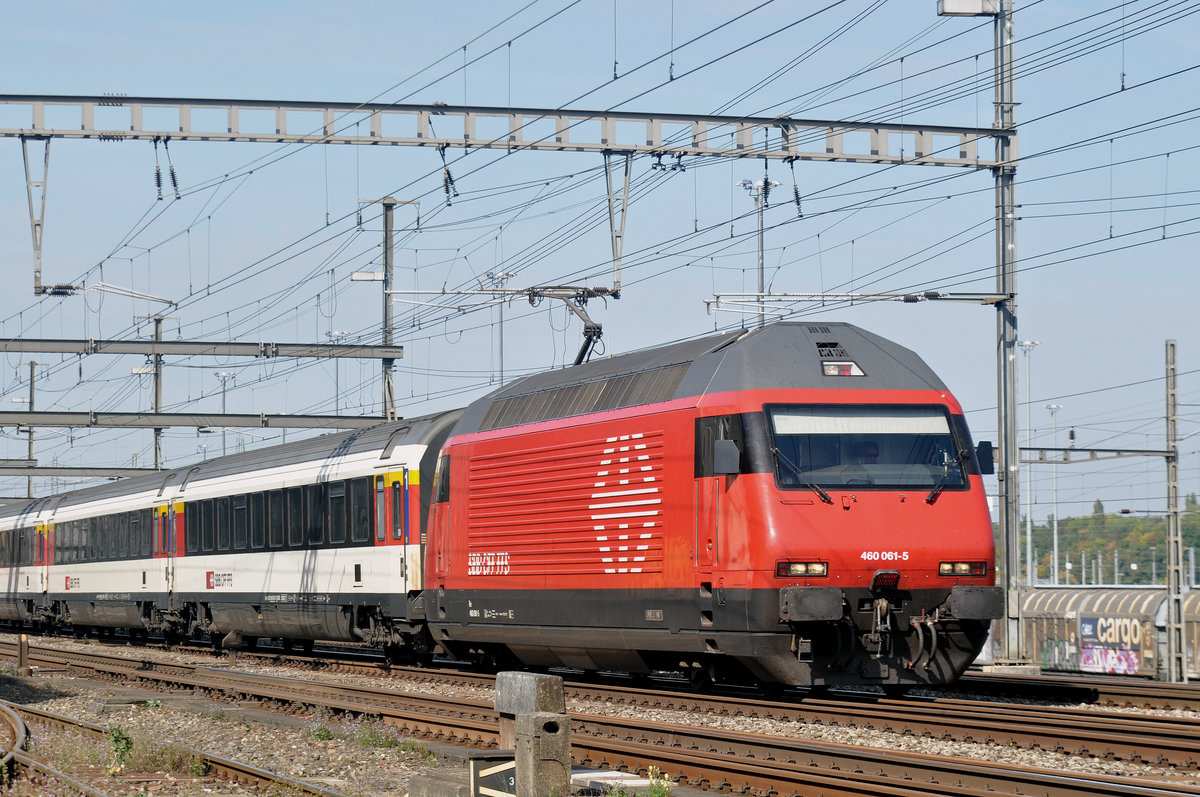 Re 460 061-5 durchfährt den Bahnhof Muttenz. Die Aufnahme stammt vom 29.09.2017.