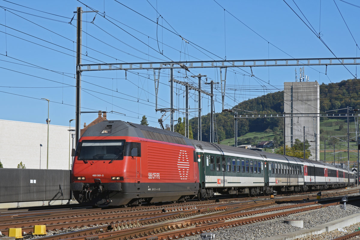 Re 460 061-5 fährt beim Bahnhof Sissach ein. Die Aufnahme stammt vom 04.10.2018.