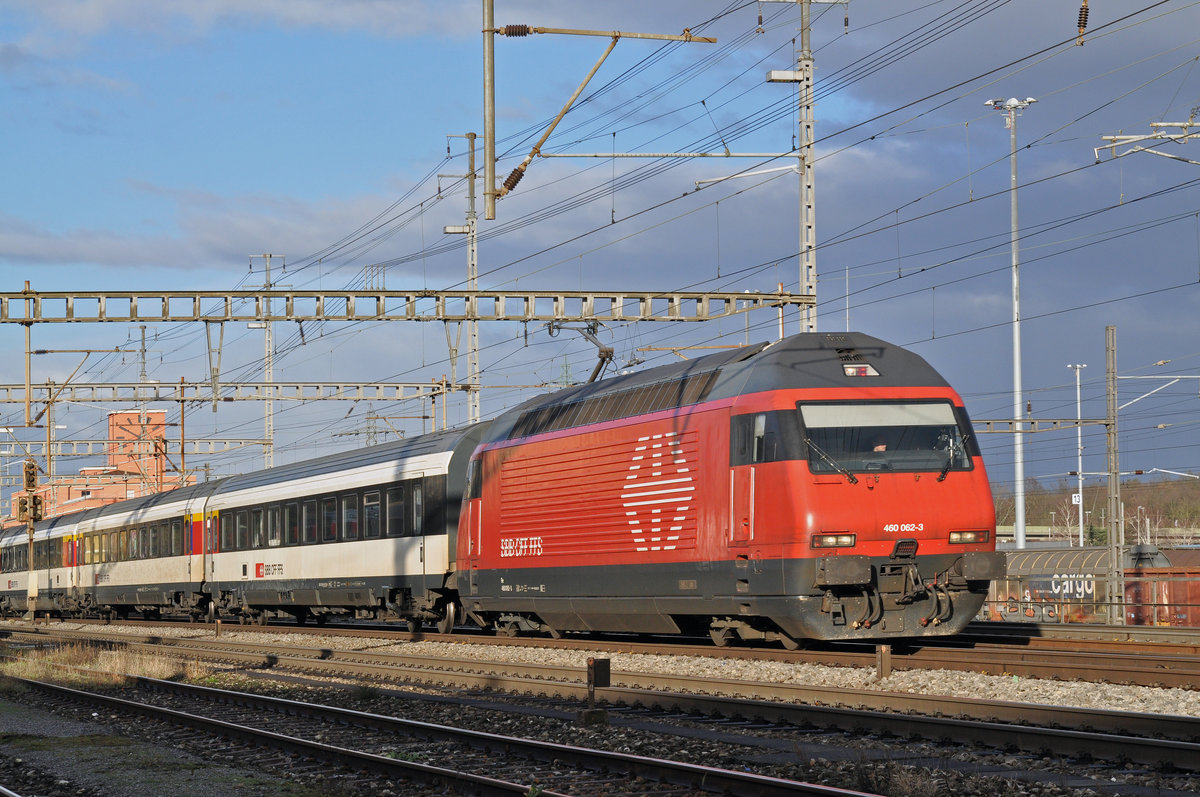 Re 460 062-3 durchfährt den Bahnhof Muttenz. Die Aufnahme stammt vom 02.01.2018.
