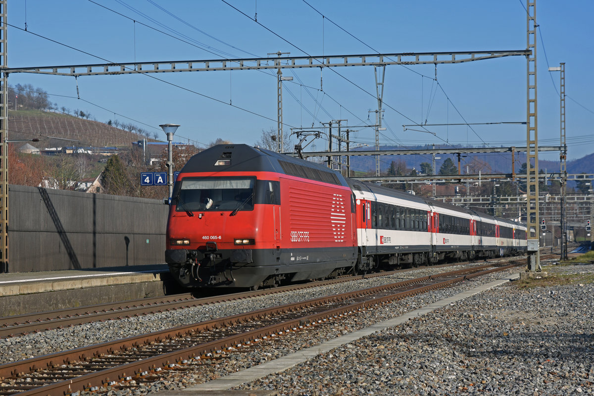 Re 460 065-6 durchfährt den Bahnhof Gelterkinden. Die Aufnahme stammt vom 19.01.2019.