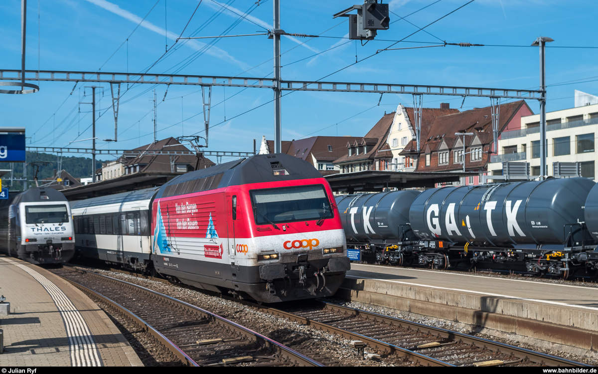 Re 460 065 mit Werbung für Coop Pro Montagna verlässt am 5. Juli 2017 mit einem IR Bern - Zürich den Bahnhof Brugg.