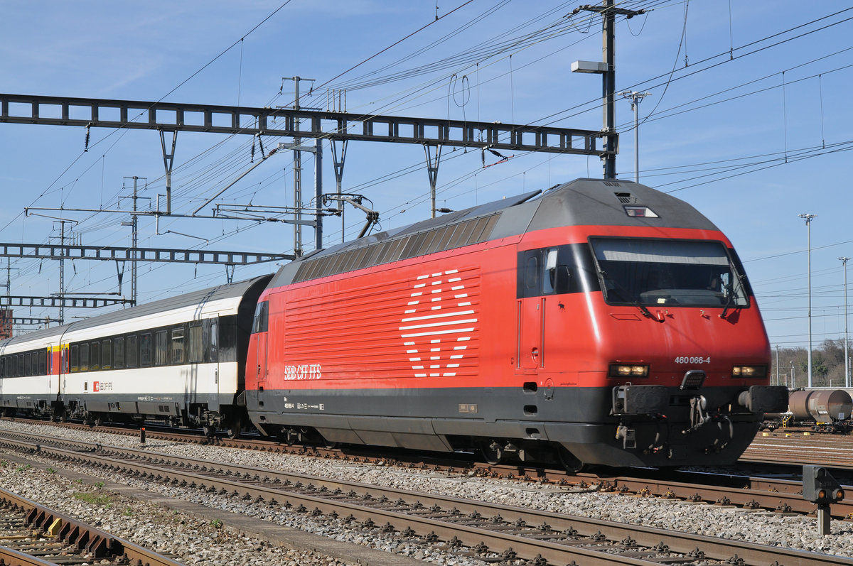 Re 460 066-4 durchfährt den Bahnhof Muttenz. Die Aufnahme stammt vom 10.03.2017.