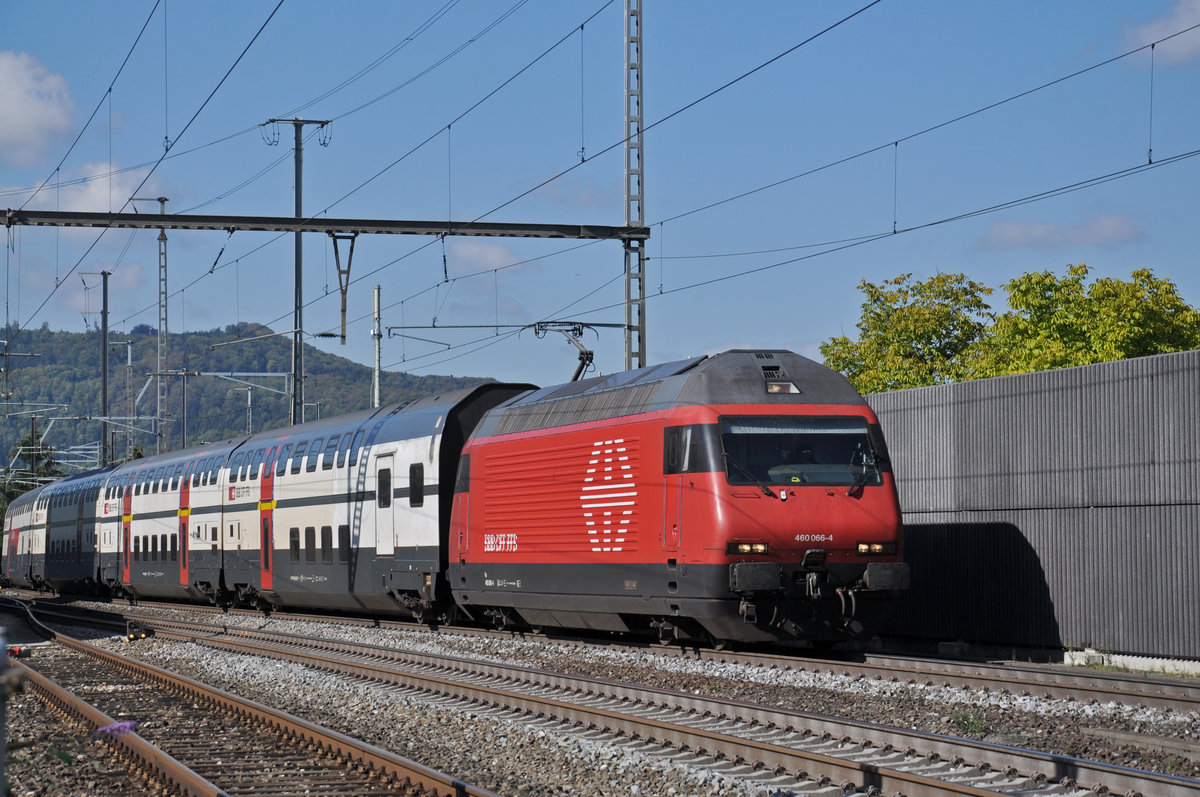 Re 460 066-4 durchfährt den Bahnhof Gelterkinden. Die Aufnahme stammt vom 25.09.2018.