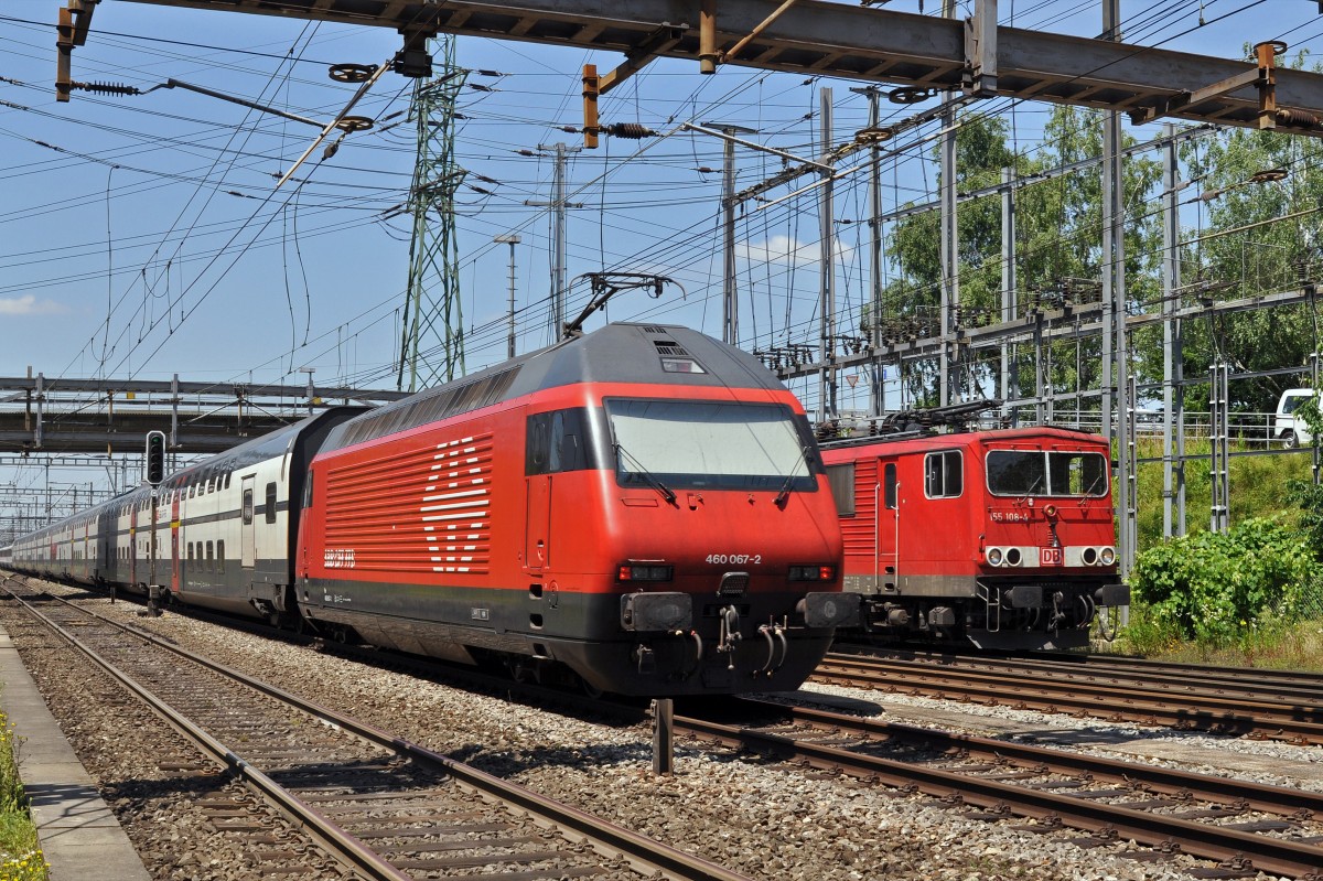 Re 460 067-2 und die DB Lok 155 108-4 durchfahren den Bahnhof Muttenz. Die Aufnahme stammt vom 17.06.2015.