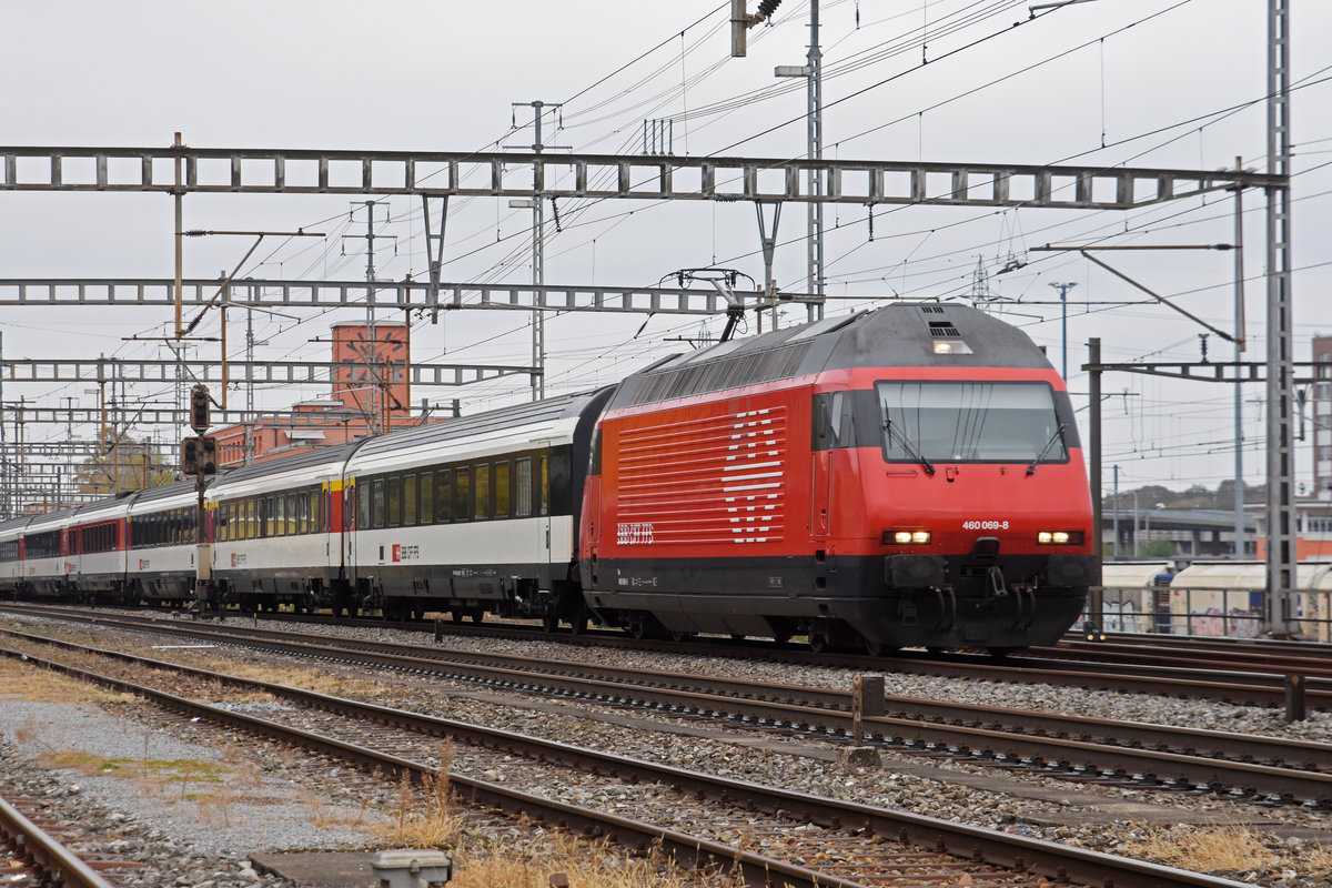 Re 460 069-8 durchfährt den Bahnhof Muttenz. Die Aufnahme stammt vom 26.10.2018.