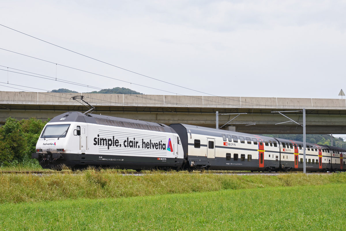 Re 460 071-4, mit der Helvetia Werbung, fährt Richtung Bahnhof Sissach. Die Aufnahme stammt vom 03.07.2018.