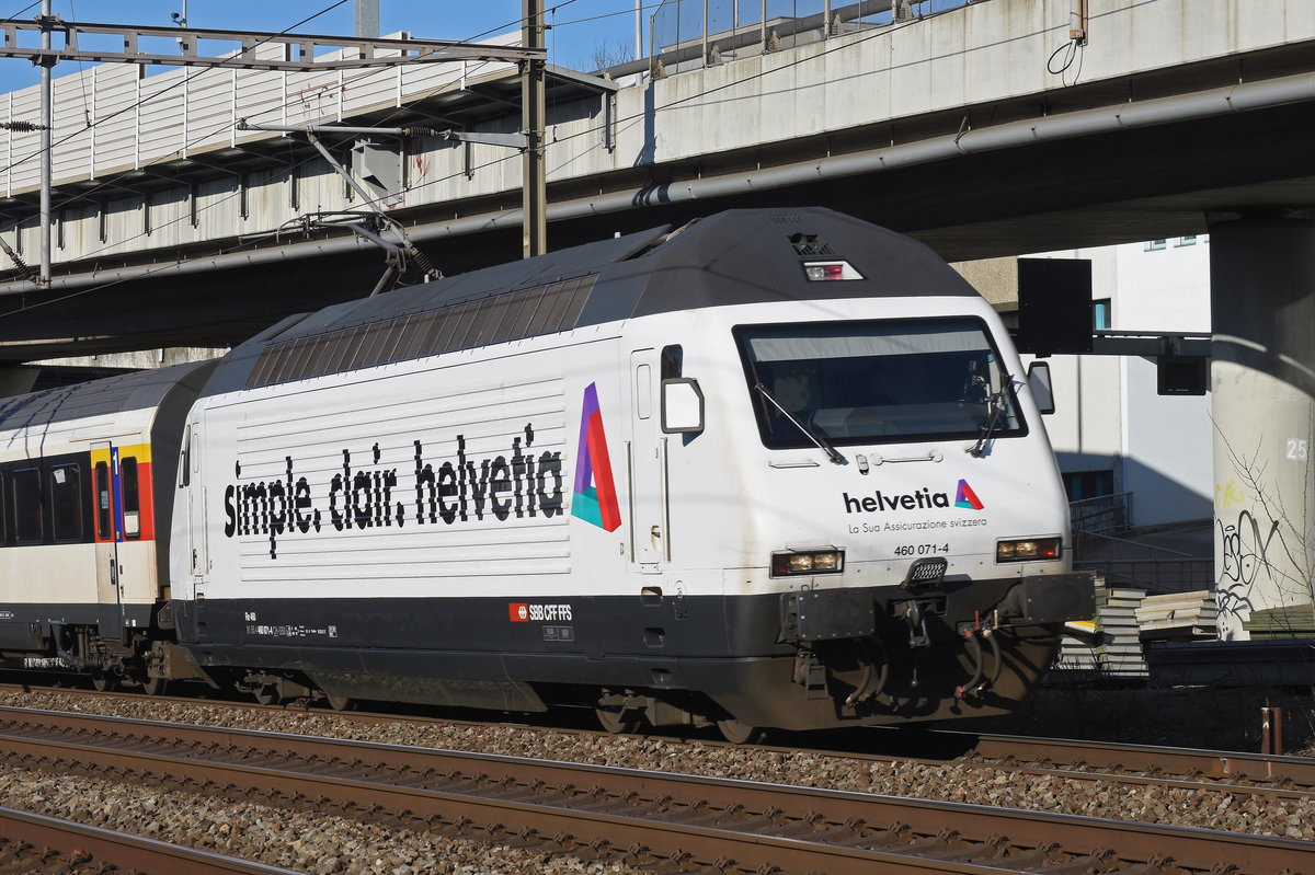 Re 460 071-4 mit der Helvetia Werbung, fährt Richtung Bahnhof Muttenz. Die Aufnahme stammt vom 03.01.2019.