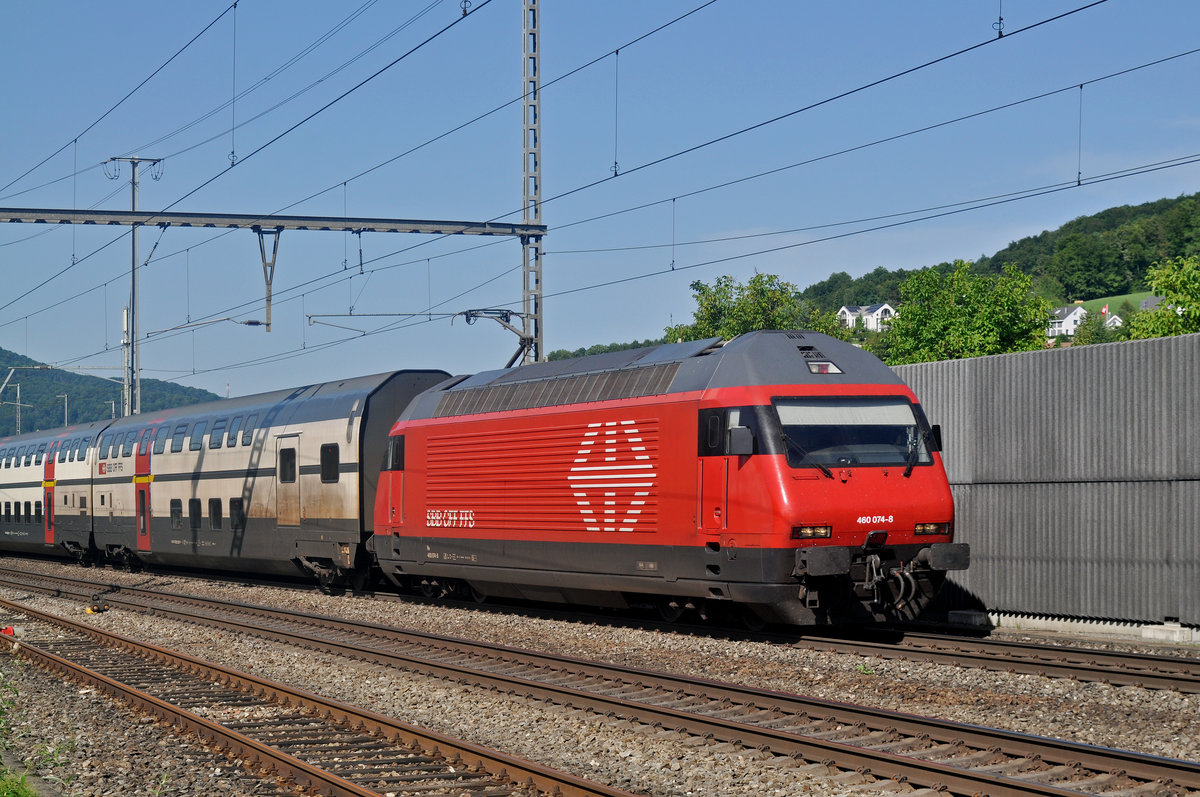Re 460 074-8 durchfährt den Bahnhof Gelterkinden. Die Aufnahme stammt vom 15.08.2017.