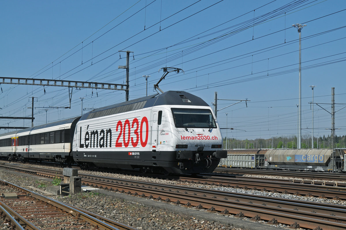 Re 460 075-5, mit der Léman 2030 Werbung, durchfährt den Bahnhof Muttenz. Die Aufnahme stammt vom 08.04.2017.