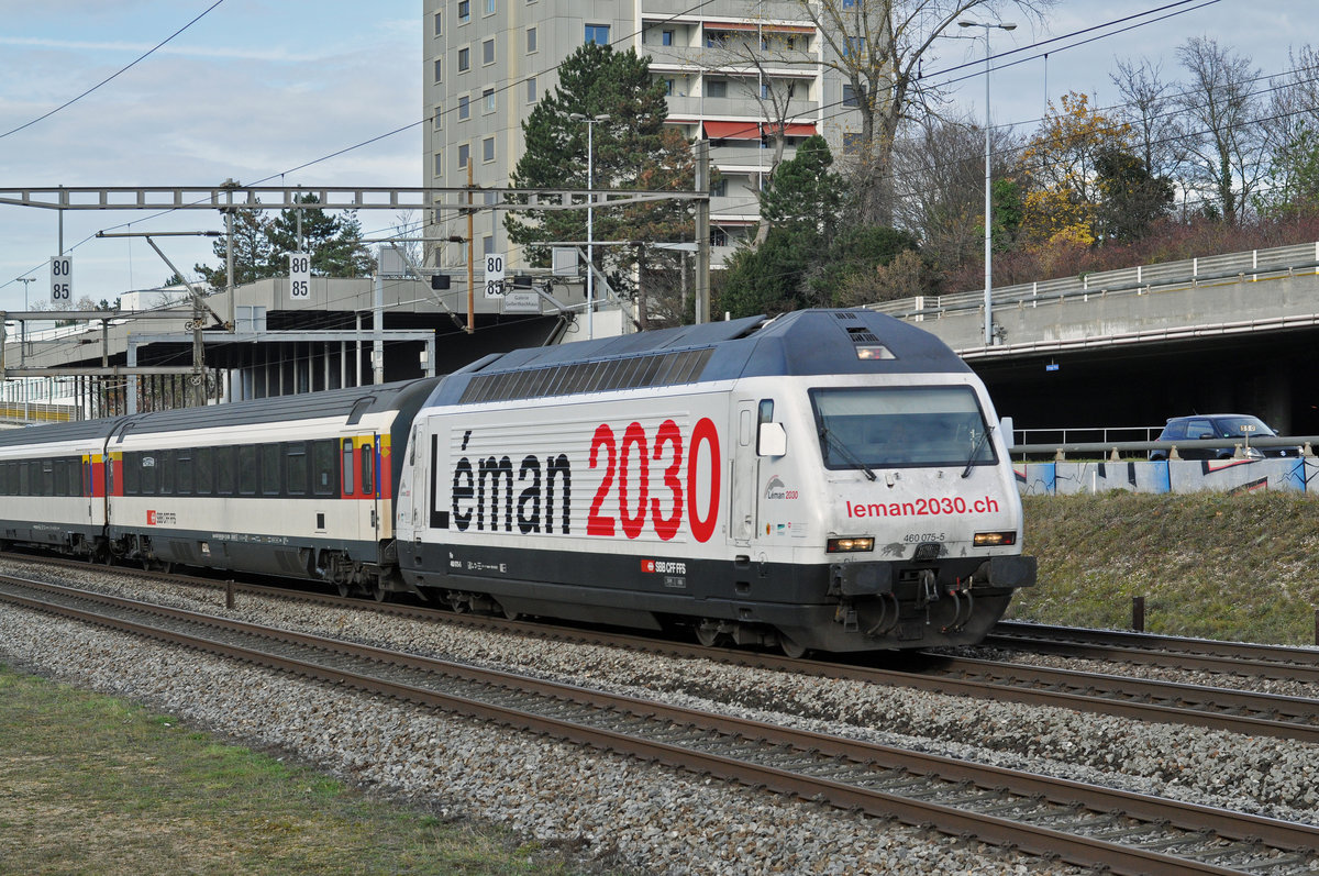 Re 460 075-5, mit der Léman 2030 Werbung, fährt Richtung Bahnhof Muttenz. Die Aufnahme stammt vom 22.11.2017.