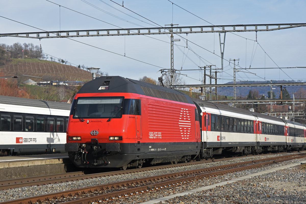 Re 460 078-9 durchfährt den Bahnhof Gelterkinden. Die Aufnahme stammt vom 16.01.2019.