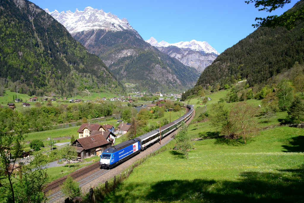 Re 460 079 Credit Suisse/Gottardo 2016 mit IR 2315 Basel SBB - Locarno am 05.05.2016 zwischen Erstfeld und Silenen