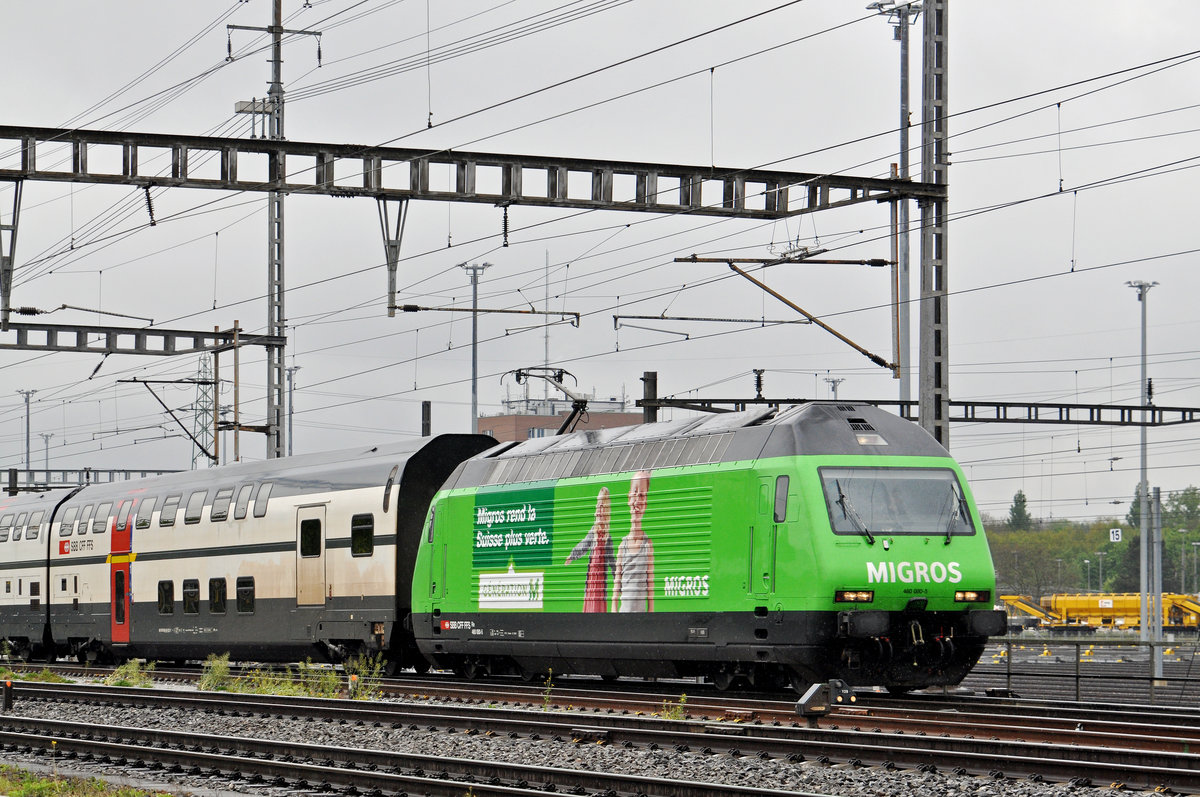 Re 460 080-5, mit der Migros Werbung, durchfährt bei Regenwetter den Bahnhof Muttenz. Die Aufnahme stammt vom 26.04.2017.
