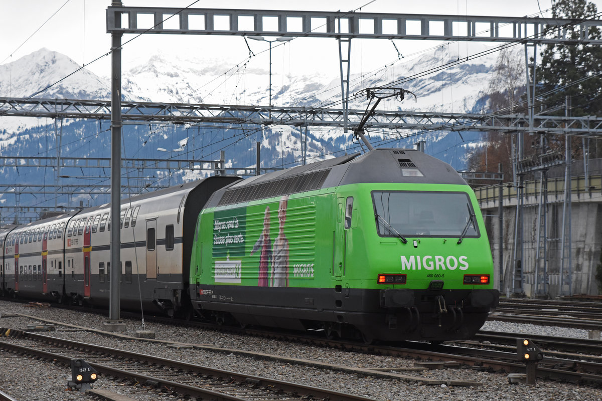 Re 460 080-5 mit der Migros Werbung, fährt beim Bahnhof Spiez ein. Die Aufnahme stammt vom 19.12.2018.