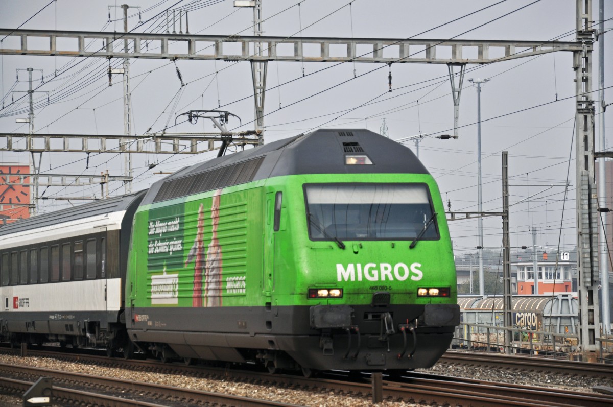 Re 460 080-5 mit der Migros Werbung durchfährt den Bahnhof Muttenz. Die Aufnahme stammt vom 02.11.2014.