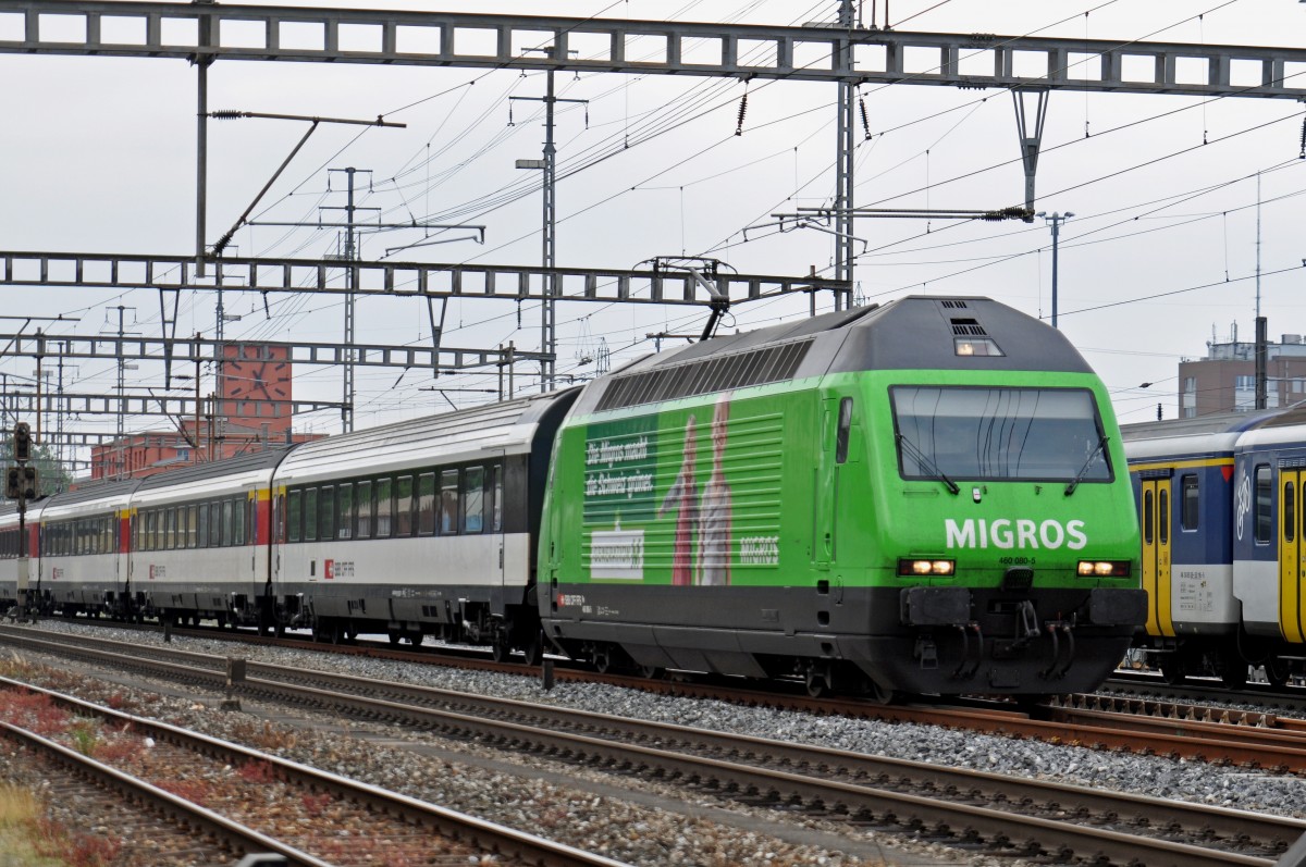 Re 460 080-5 mit der Migros Werbung durchfährt den Bahnhof Muttenz. Die Aufnahme stammt vom 08.06.2015.