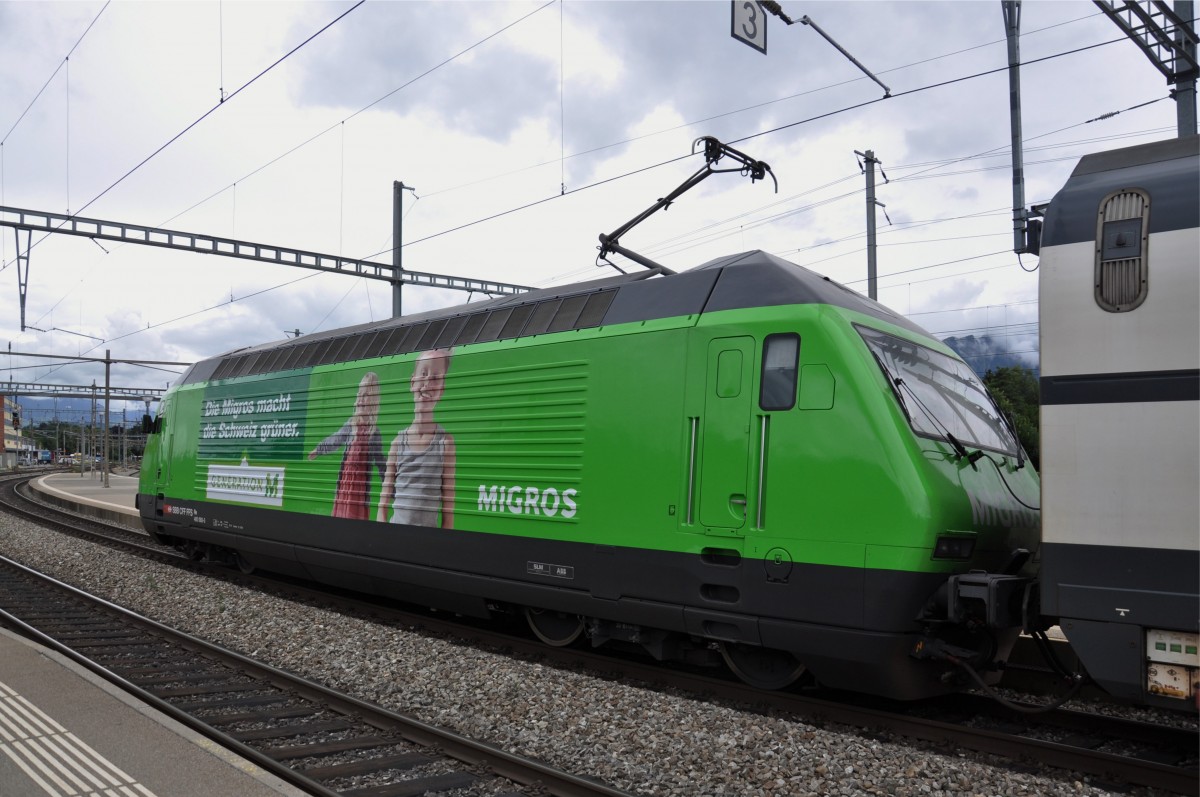 Re 460 080-5 mit der neuen Migros Werbung fährt aus dem Bahnhof Thun. Die Aufnahme stammt vom 29.07.2014.