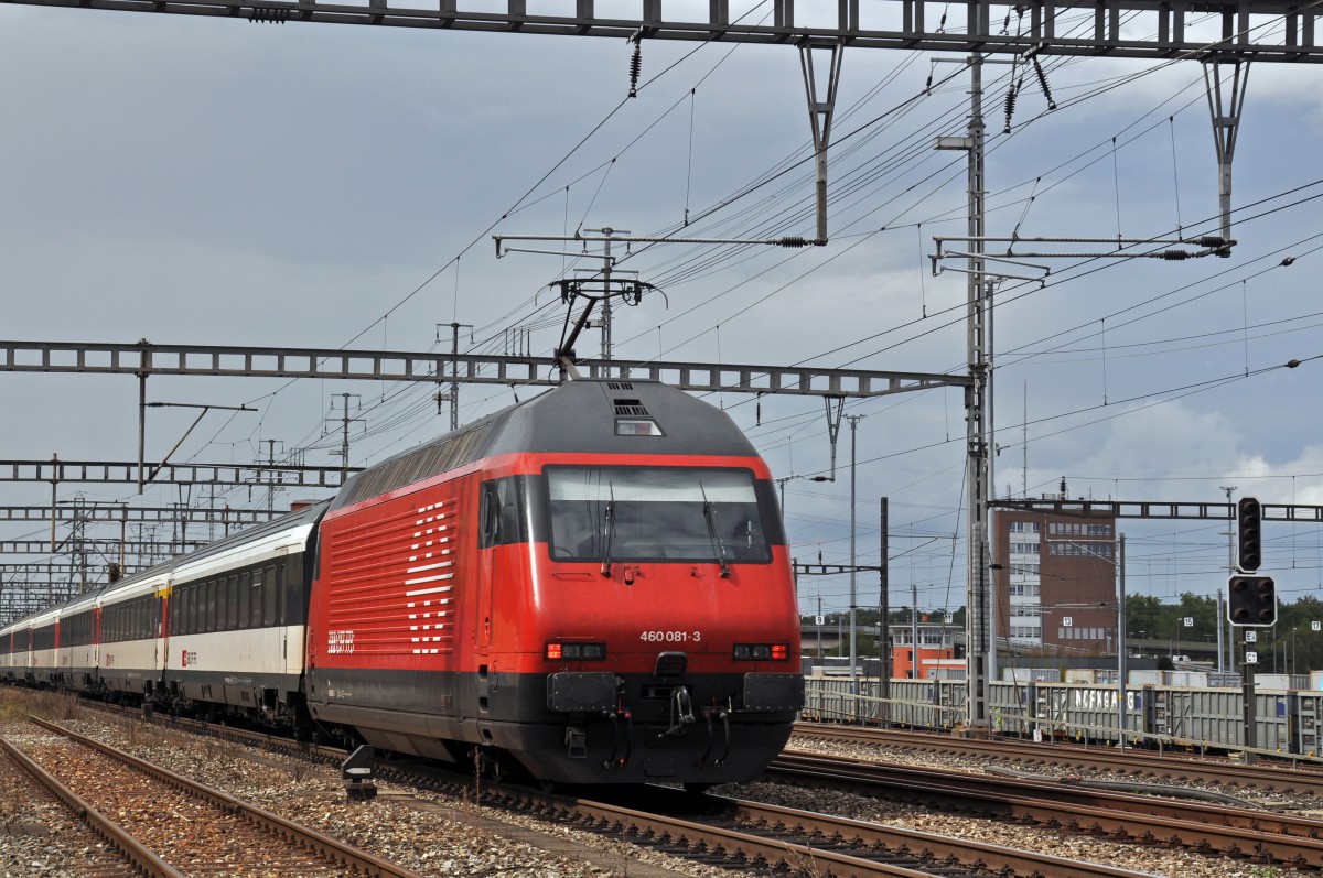 Re 460 081-3 durchfährt den Bahnhof Muttenz. Die Aufnahme stammt vom 21.09.2014.