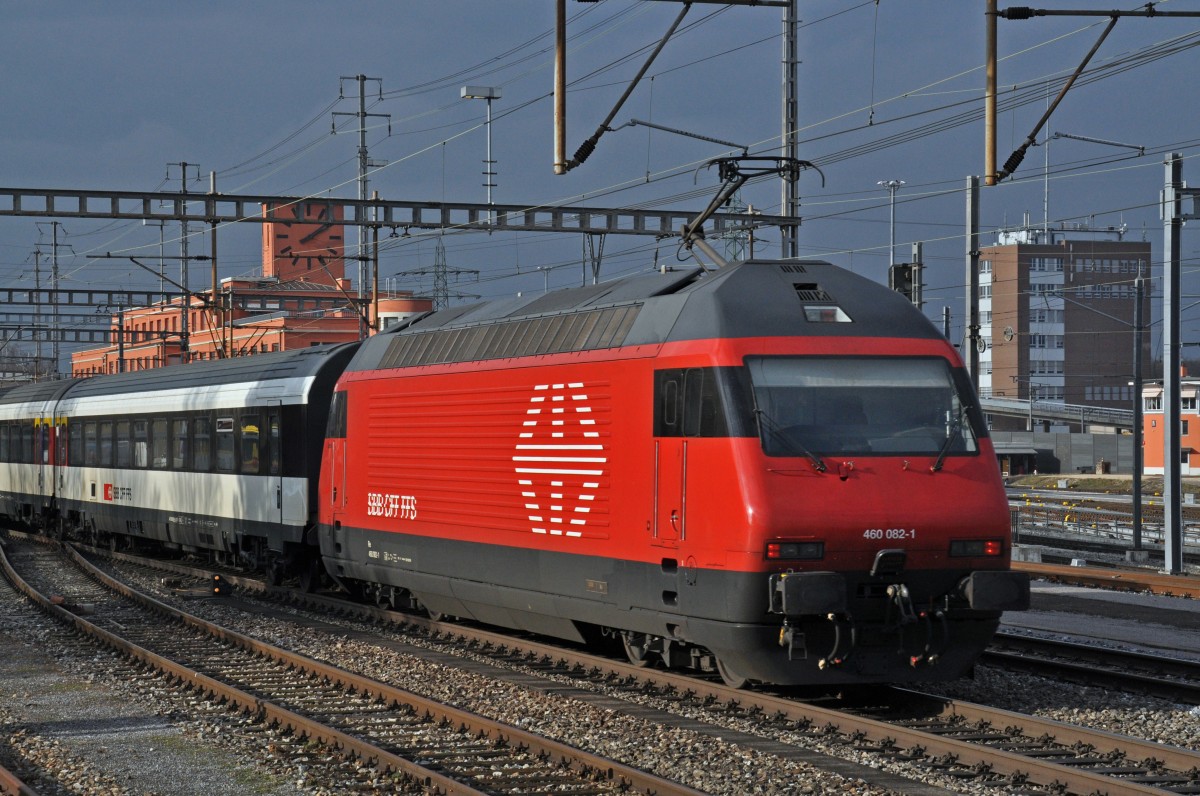 Re 460 082-1 durchfährt den Bahnhof Muttenz. Die Aufnahme stammt vom 07.01.2015.