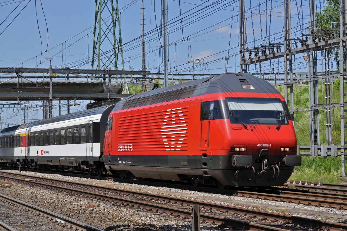Re 460 082-1 durchfährt den Bahnhof Muttenz. Die Aufnahme stammt vom 18.05.2015.