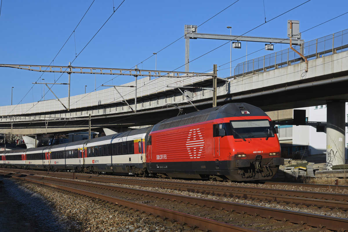 Re 460 082-1 fährt Richtung Bahnhof Muttenz. Die Aufnahme stammt vom 03.01.2019.