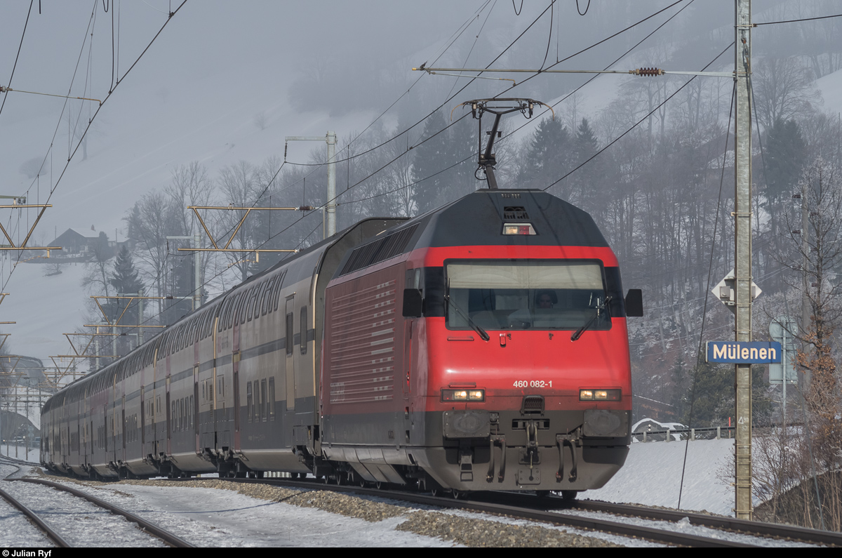 Re 460 082 durchfährt am 22. Januar 2017 mit einem IC Romanshorn - Brig den Bahnhof Mülenen. Gut erkennbar sind hier die BLS-typischen Fahrleitungsausleger.