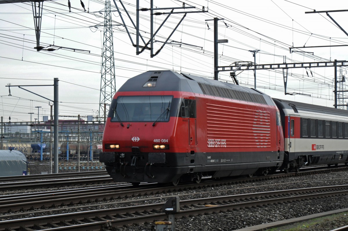 Re 460 084-7 durchfährt den Bahnhof Muttenz. Die Aufnahme stammt vom 28.01.2015.