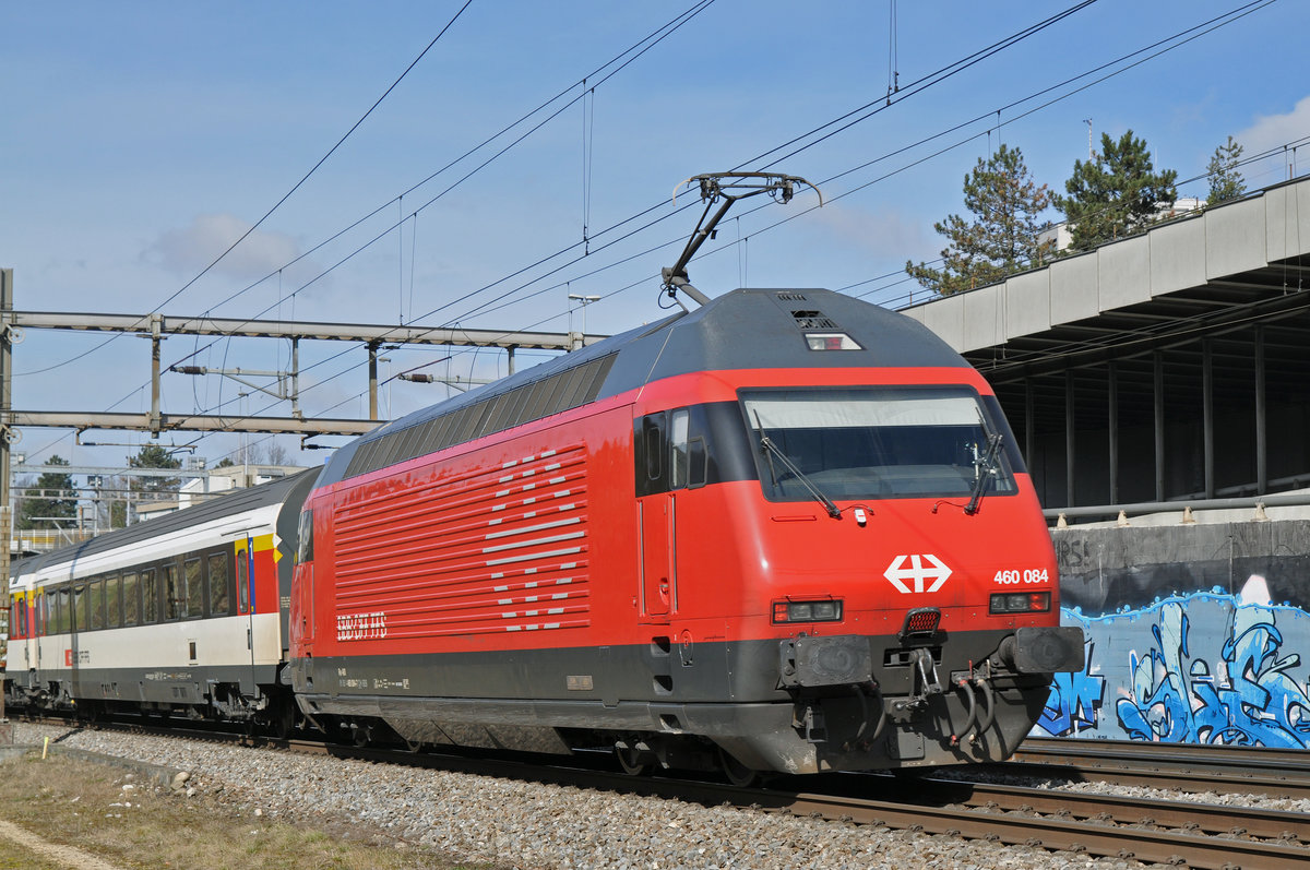 Re 460 084-7 fährt Richtung Bahnhof SBB. Die Aufnahme stammt vom 05.03.2018.