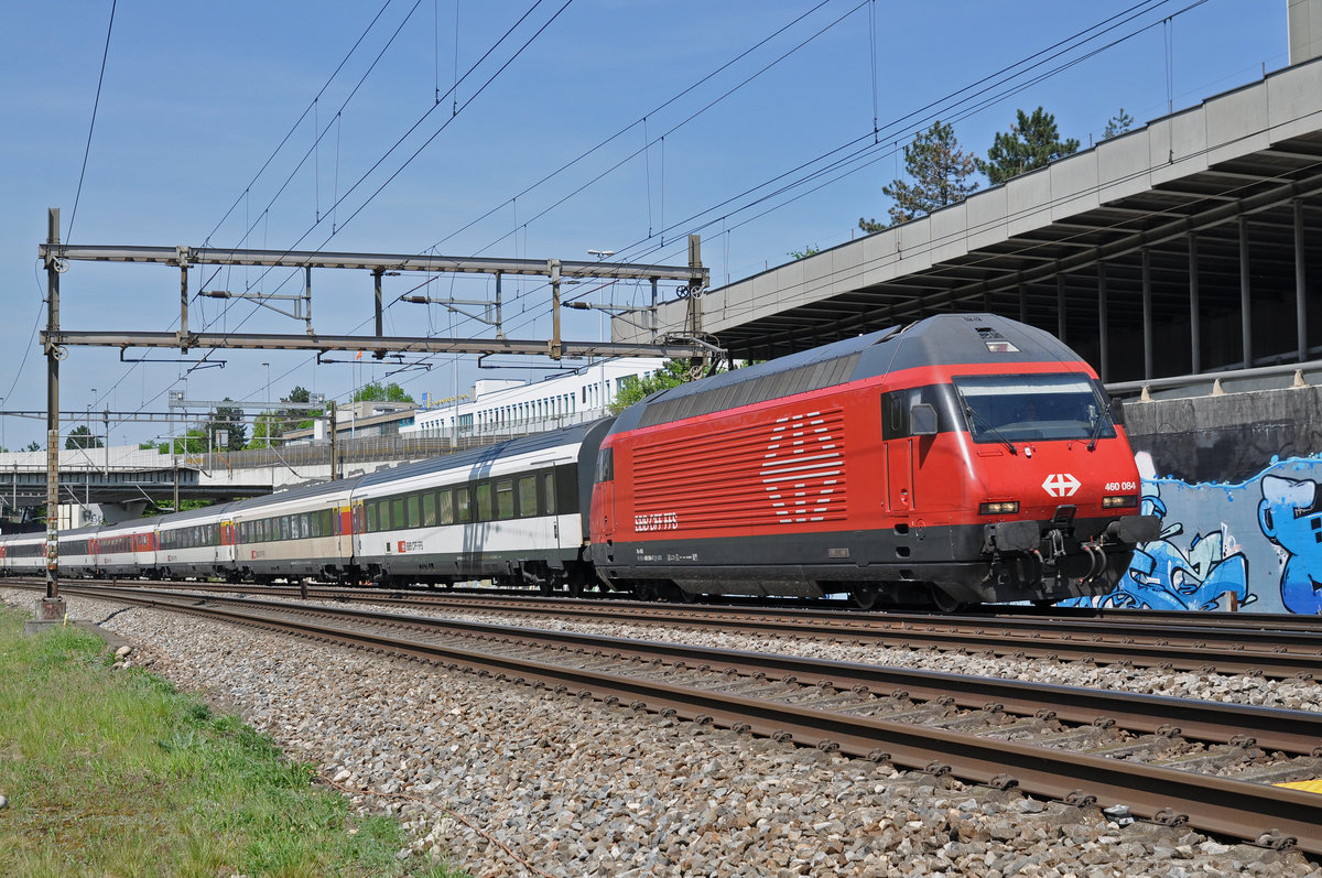 Re 460 084-7 fährt Richtung Bahnhof Muttenz. Die Aufnahme stammt vom 21.04.2018.