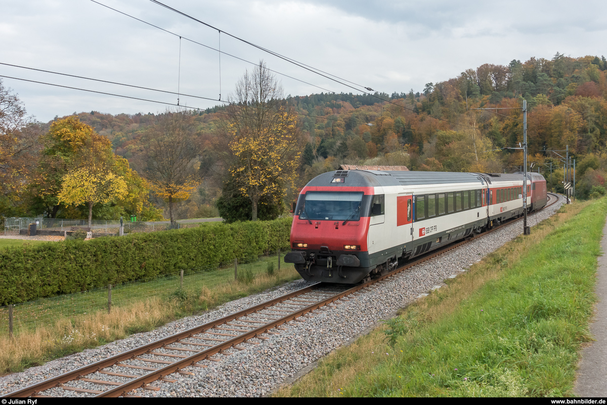 Re 460 085 mit einen kurzen Extrazug am 20. Oktober 2017 bei Rümikon.