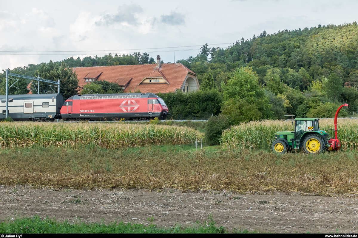 Re 460 092 mit IC und Traktor am 29. August 2018 zwischen Gümligen und Ostermundigen.