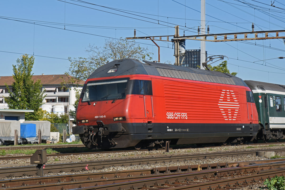 Re 460 093-8 durchfährt den Bahnhof Pratteln. Die Aufnahme stammt vom 05.10.2018.