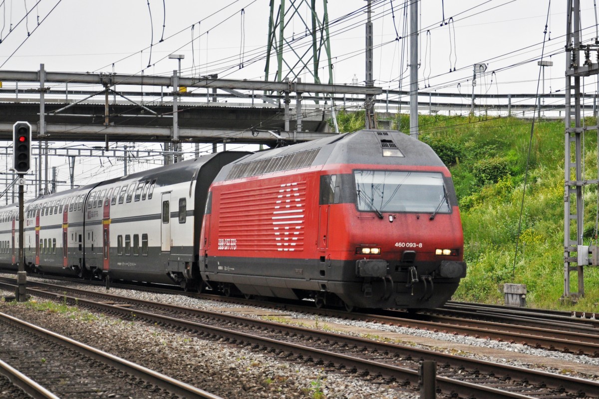 Re 460 093-8 durchfährt den Bahnhof Muttenz. Die Aufnahme stammt vom 30.05.2014.