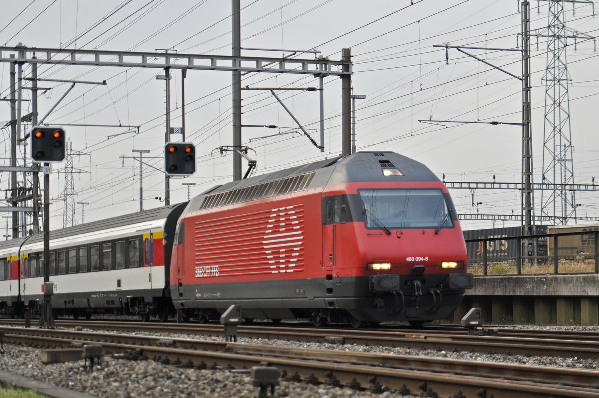 Re 460 094-6 durchfährt den Bahnhof Muttenz. Die Aufnahme stammt vom 13.11.2016.