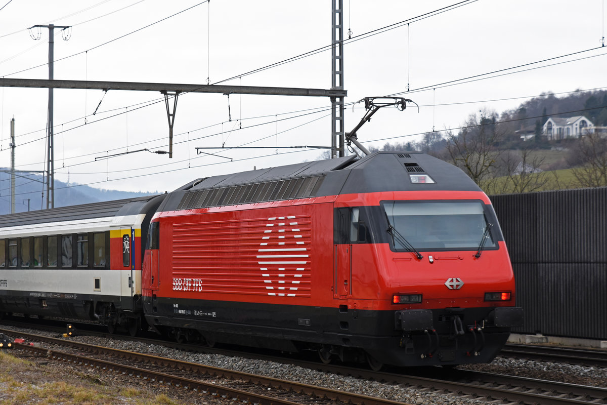 Re 460 095-3 durchfährt den Bahnhof Gelterkinden. Die Aufnahme stammt vom 02.02.2019.