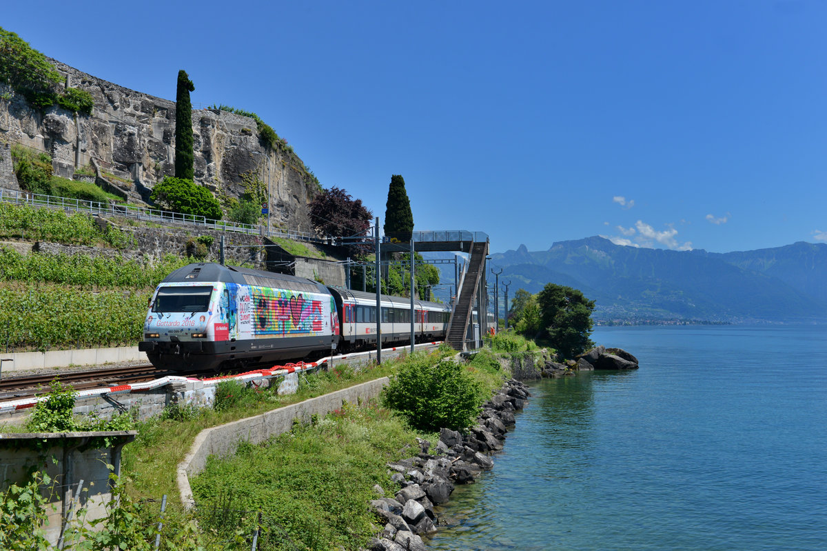 Re 460 099 mit einem IR am 22.06.2016 bei Rivaz. 