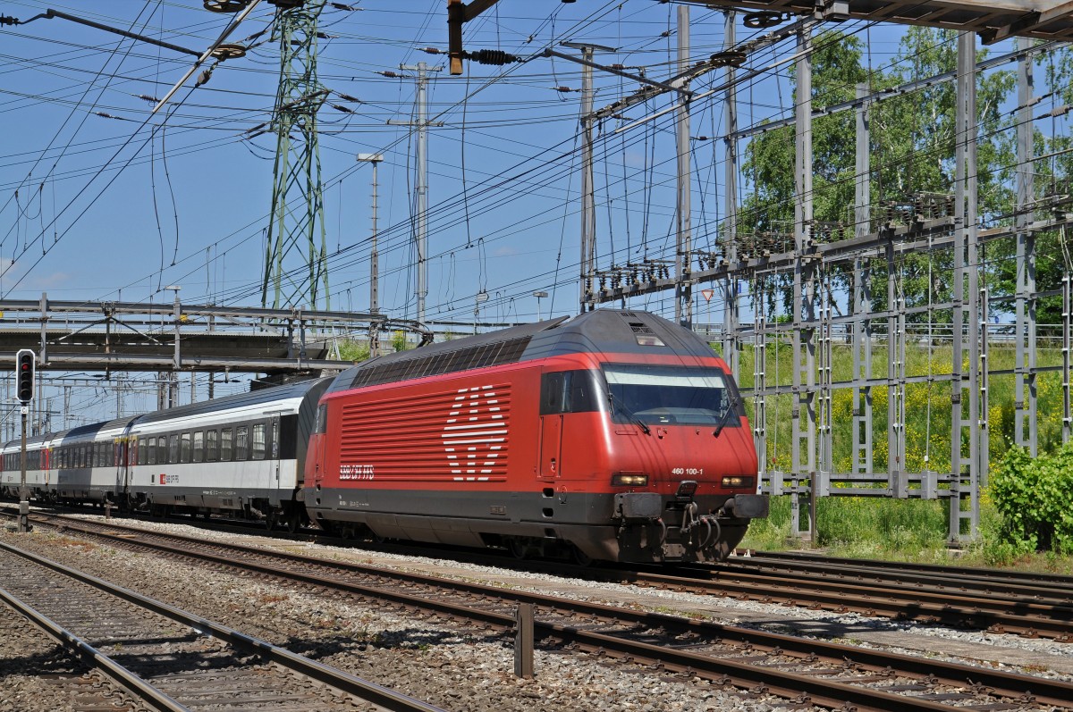 Re 460 100-1 durchfährt den Bahnhof Muttenz. Die Aufnahme stammt vom 18.05.2015.