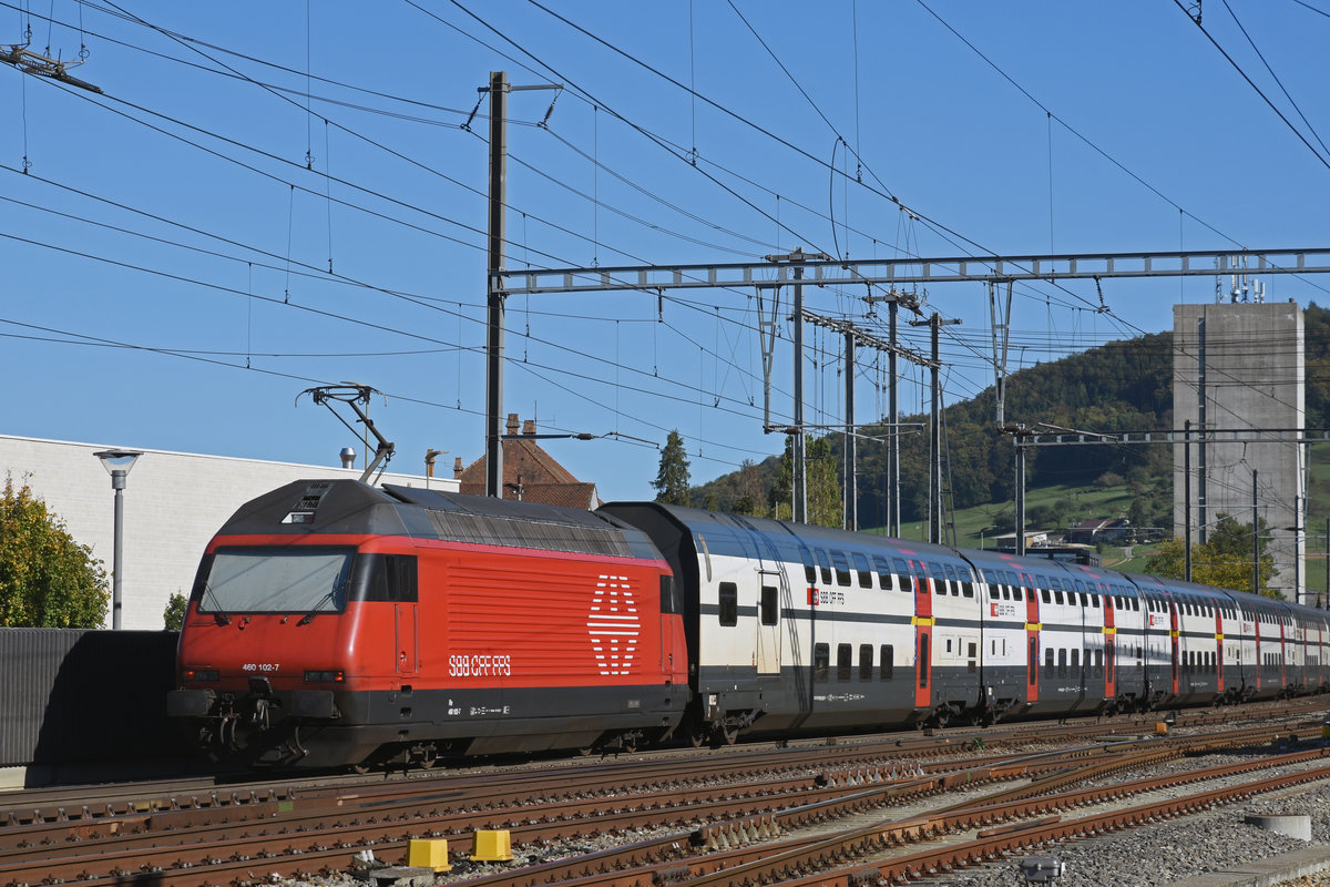 Re 460 102-7 durchfährt den Bahnhof Sissach. Die Aufnahme stammt vom 04.10.2018.