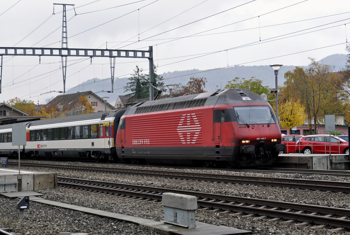 Re 460 102-7 durchfährt den Bahnhof Sissach. Die Aufnahme stammt vom 26.10.2016.
