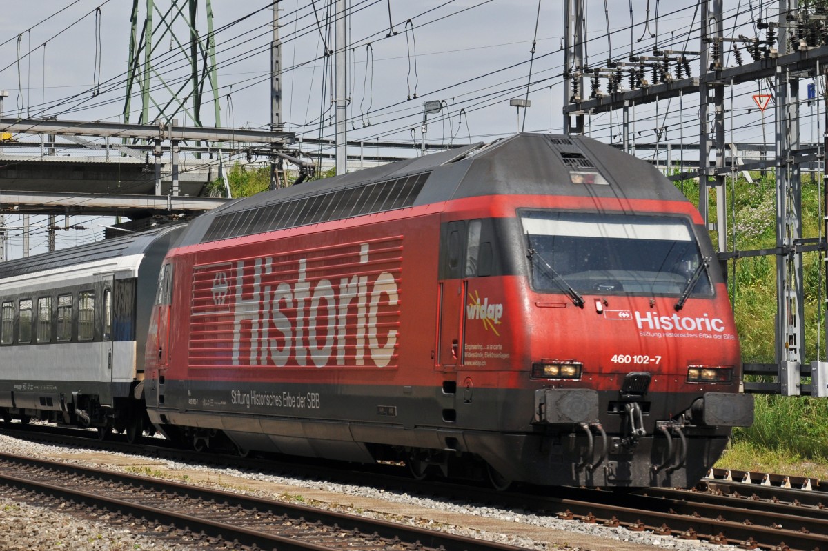 Re 460 102-7 mit der Historic Werbung durchfährt den Bahnhof Muttenz. Die Aufnahme stammt vom 10.06.2014.