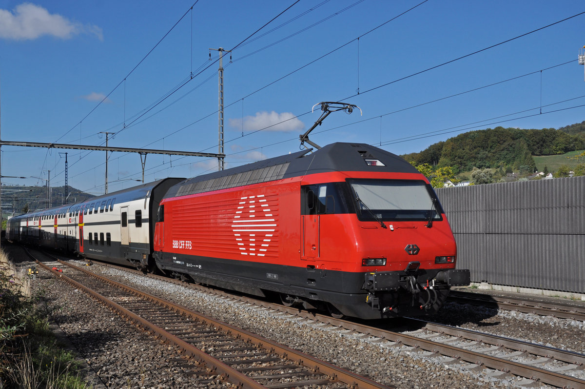 Re 460 105-0 durchfährt den Bahnhof Gelterkinden. Die Aufnahme stammt vom 25.09.2018.