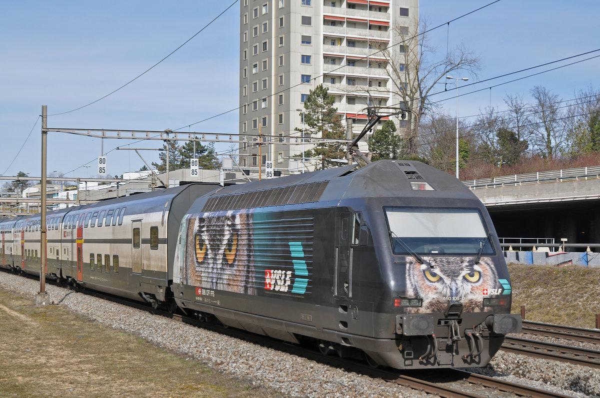 Re 460 105-0, mit der VSLF Werbung fährt Richtung Bahnhof SBB. Die Aufnahme stammt vom 05.03.2018.