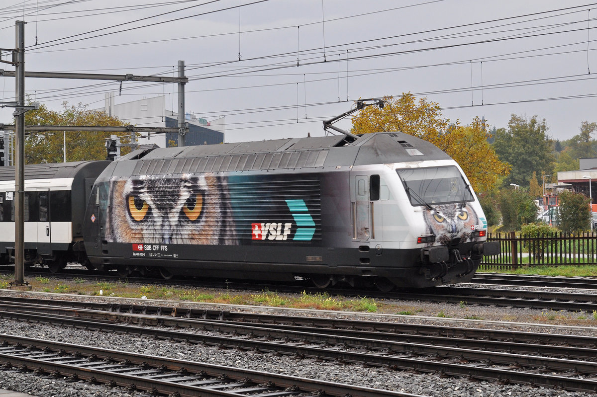 Re 460 105-0, mit der VSLF Werbung, durchfährt den Bahnhof Pratteln. Die Aufnahme stammt vom 17.10.2016.