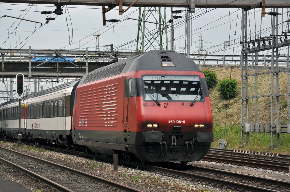 Re 460 106-8 durchfährt den Bahnhof Muttenz. Die Aufnahme stammt vom 17.06.2014.