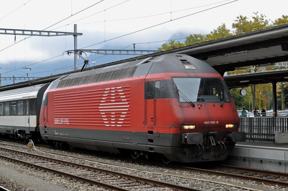 Re 460 106-8 wartet am Bahnhof Interlaken Ost auf seine Abfahrtszeit. Die Aufnahme stammt vom 10.10.2015.