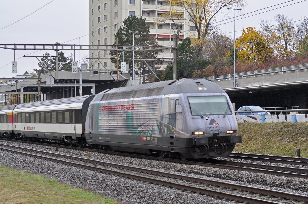 Re 460 107-6, mit der Alptransit Werbung, Richtung Bahnhof Muttenz. Die Aufnahme stammt vom 10.11.2017.