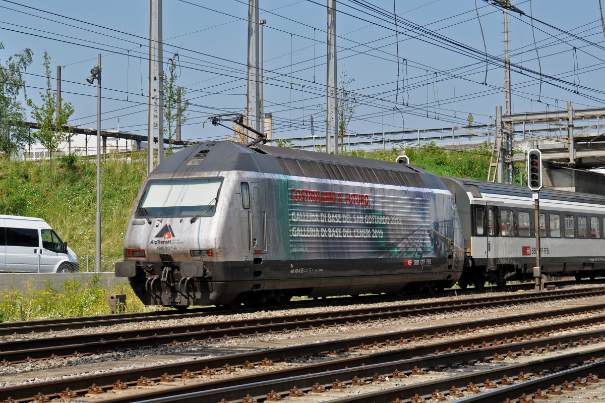 Re 460 107-6 mit der Alptransit Werbung durchfährt den Bahnhof Muttenz. Die Aufnahme stammt vom 11.06.2015.