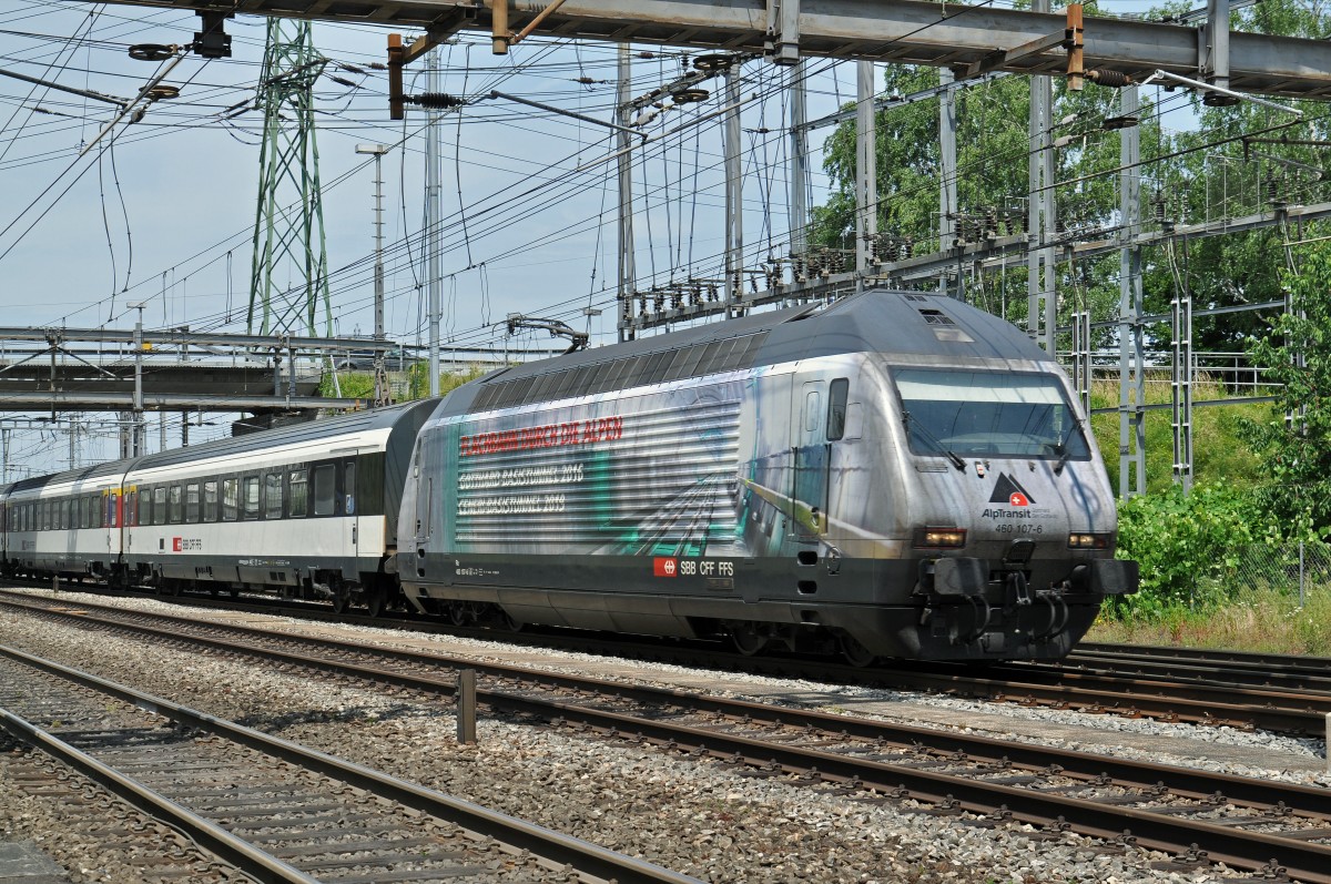 Re 460 107-6 mit der Alptransit Werbung durchfährt den Bahnhof Muttenz. Die Aufnahme stammt vom 12.06.2015.