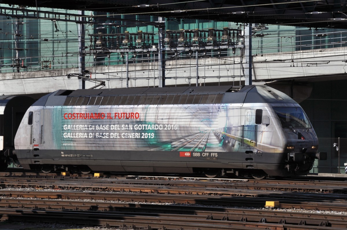 Re 460 107-6 wirbt für den neuen Gotthard Tunnel. Hier fährt die Lok aus dem Banhof SBB. Die Aufnahme stammt vom 07.03.2014.